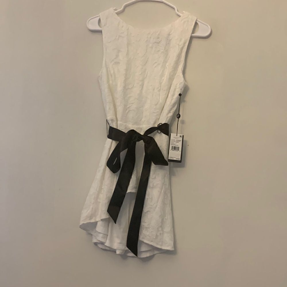 Adrianna Papell ivory and black lace peplum sleeveless blouse Size 8 NWT